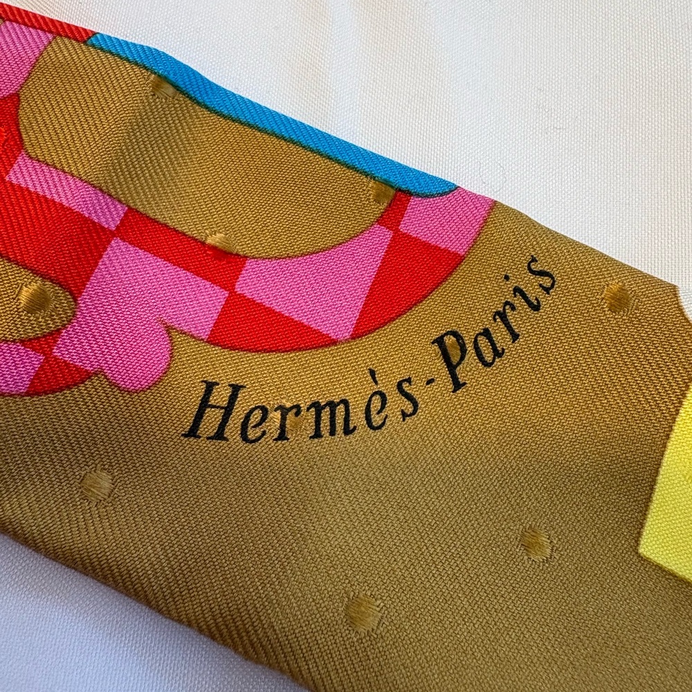 Hermès "Bouclerie Moderne Plumetis" Tabac, Rose, Bleu Silk Twilly - Picture 7 of 8